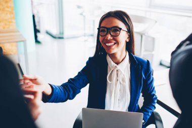 Corporation'ın ofisinde oturan bütçesine artan gelir mutlu mali kadın Yöneticisi kutluyor başarı başarılı kariyer neşeli iş kadını zarif resmi aşınmaya memnun