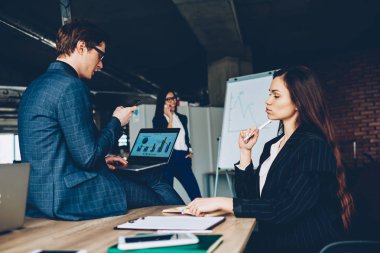 Erkek ve kadın çalışanların arama yapmak ve iletişimi, grup araçları araştırma sırasında başlangıç için kullanma meslektaşlarının görmezden online haber okuma modern teknoloji ile sonu harcama mürettebatı