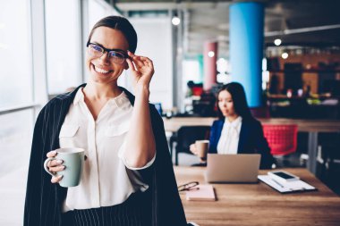 Yarım uzunluk portre resmi müreffeh kadın şirket sahibinin giymek Office zevk kahve, neşeli genç iş kadını zarif kıyafeti ve gözlük ile başarılı kariyer memnun