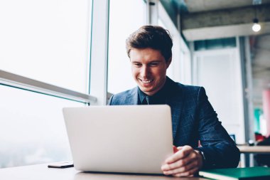 Başarılı proje Finansal Haberler, resmen giyinen işadamı iş için yazılım güncelleştirme ile memnun dizüstü bilgisayar kullanarak exchange Web sitesinde kontrol profesyonel icra müdürü memnun