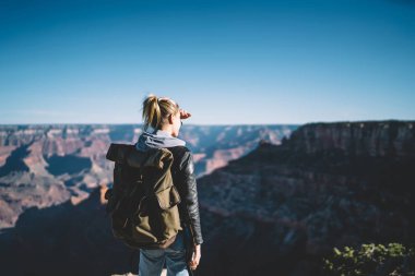 Arkadan görünüşü güzel doğa manzara Büyük Kanyon, rocky Dağları ve gölge vadide doruklarına bakarak vahşi doğada hiking sırt çantası ile hipster kadın Yolculuk tutkusu üzerinde gözlemleyerek kadın Gezgin