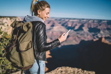 İyi mobil bağlantı, gülümseyen kadın Gezgin dağlarda macera gezisi sırasında uygulama denetimi kullanan tur Büyük Kanyon hiking sırasında telefonda kısa mesaj gönderme olumlu hippi kız