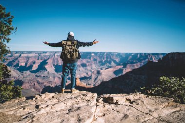 Vahşi ortamda, Arizona tepe üzerinde zevk başarı hiking, hedefe getting başarılı turistik Yolculuk tutkusu dağın zirvesinde sırt çantası duygu özgürlükle erkek Gezgin görünümünü geri