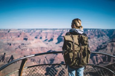 Kadın Amerikalı Gezgin turistik bakış açısı zevk güzel niteliğine Milli Parkı, sırt çantası Peyzaj ve Arizona yüksek kayalar ile hayran olan genç hippi kız ayakta arkadan görünüm