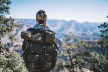Hippi kız harcama eğlence aktif güzel manzara, doğa seyir tepe üzerinde Arizona duran vahşi sahne keşfetmek sırt çantası ile kadın Gezgin ile dağlarda hiking arkadan görünüm