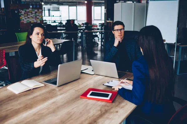 Grupo Colegas Masculinos Femeninos Que Tienen Mesa Reunión Para Discutir — Foto de Stock