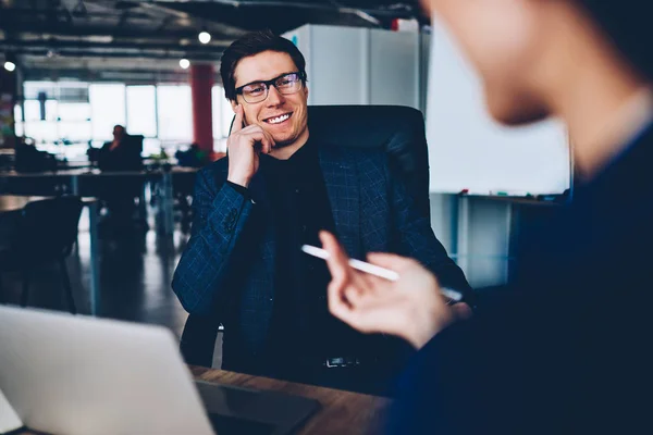 Chefe Masculino Alegre Desgaste Formal Ter Conversa Amigável Com Empregado — Fotografia de Stock