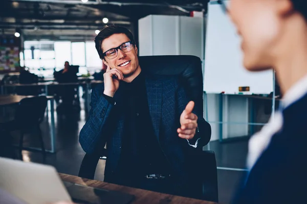 Vrolijke Mannelijke Baas Formele Slijtage Met Vriendelijke Gesprek Met Werknemer — Stockfoto