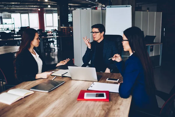 Colaboradores Profesionales Masculinos Femeninos Discutiendo Estrategia Para Proyecto Lluvia Ideas — Foto de Stock