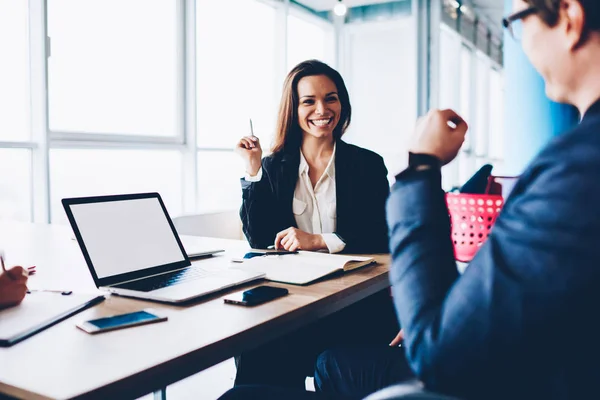 Vrolijke Vrouwelijke Werknemer Tevreden Met Overleg Met Baas Plannen Strategie — Stockfoto