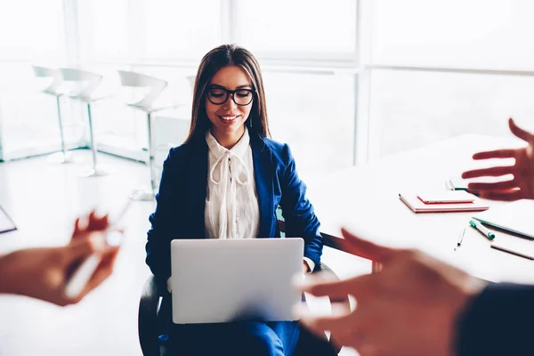 Souriante Secrétaire Féminine Élégamment Habillée Sentant Calme Pendant Travail Multitâche — Photo