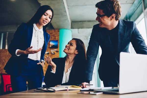 Bemanning Van Mannelijke Vrouwelijke Professionals Samenwerken Goede Sfeer Genieten Van — Stockfoto