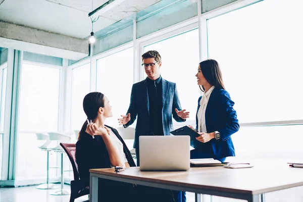 Professionele Mannelijke Uitvoerend Manager Uit Leggen Aan Vrouwelijke Collega Strategie — Stockfoto