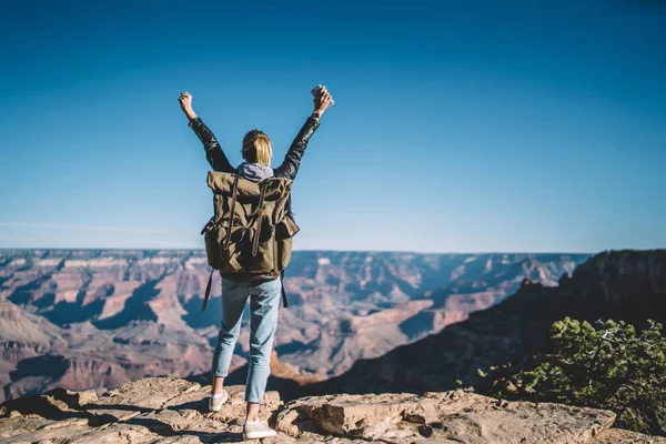 Vista Trasera Chica Hipster Emocionada Con Mochila Levantando Las Manos — Foto de Stock