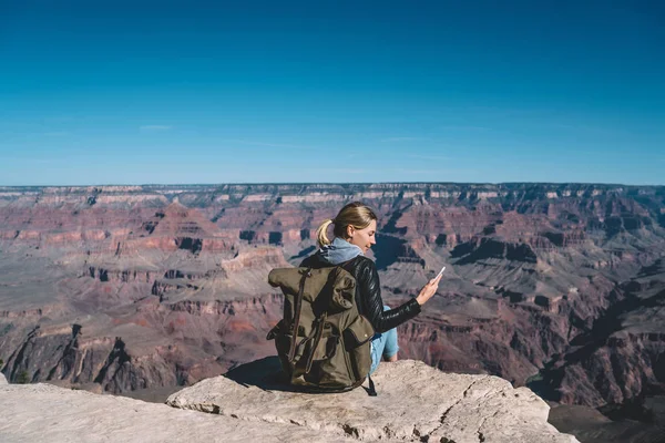 Reiserin Mit Smartphone Und Mobiler Datenverbindung Sitzt Auf Berggipfel Grand — Stockfoto