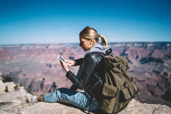 Junge Touristin Zufrieden Mit Mobilen Datennetzen Den Bergen Die Nachricht — Stockfoto