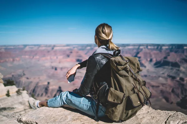 Junge Touristin Blick Auf Schöne Landschaft Landschaft Des Grand Canyon — Stockfoto