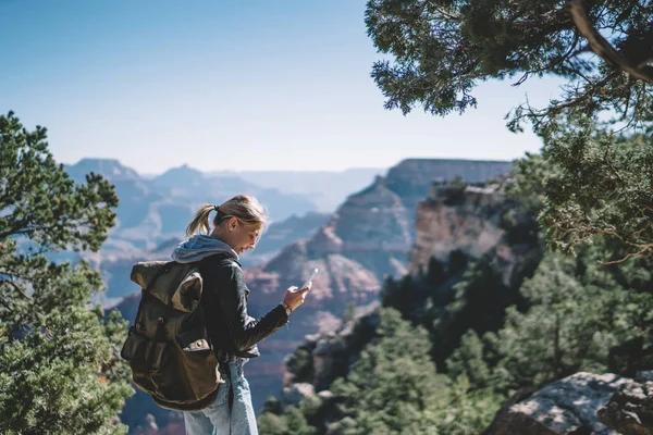 Lächelnde Touristin Mit Rucksack Zufrieden Mit Mobiler Roaming Verbindung Zur — Stockfoto