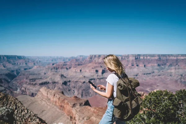 Junges Hipstermädchen Beim Mail Abrufen Auf Dem Smartphone Beim Bergwandern — Stockfoto