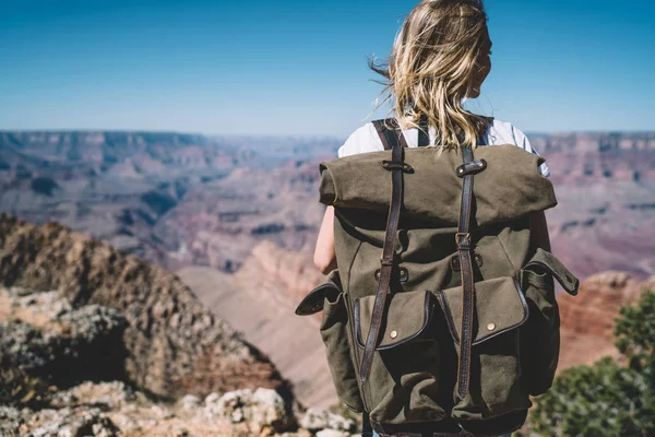 Vista Trasera Viajera Femenina Con Mochila Disfrutando Estilo Vida Activo — Foto de Stock