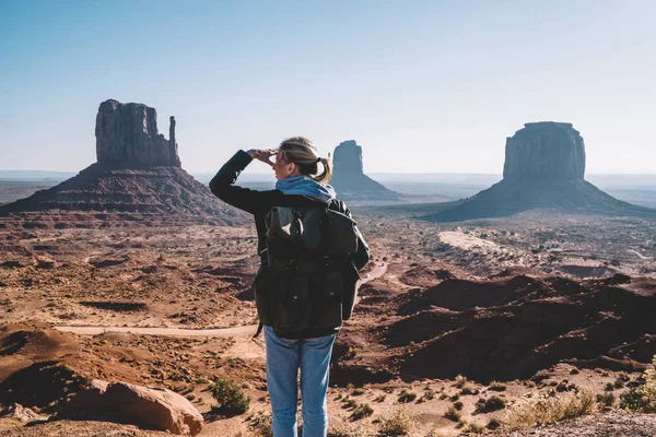 Zadní Pohled Ženské Turistické Pozorování Krásné Krajiny Monument Valley Poznávání — Stock fotografie