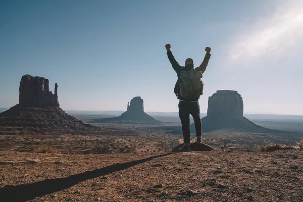 Hipster Guy Känsla Frihet Tittar Vackra Naturlandskap Monument Valley Manlig — Stockfoto