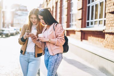 Hafta sonu lezzetli kahve içecek modern smartphone cep telefonu ile 4 g internet bağlantısı üzerinden navigator uygulama yükleme ellerinde deneyimli turistlerle sırasında onların rotanın doğru yön bulmak için seyahat