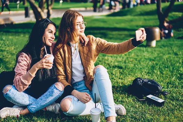 Melhores Amigos Alegres Posando Para Fazer Selfie Câmera Smartphone Passar — Fotografia de Stock