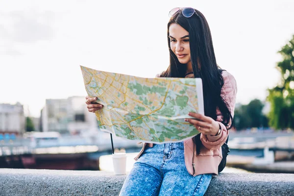 Positive Junge Touristin Mit Brünetten Haaren Landkarte Händen Haltend Und — Stockfoto