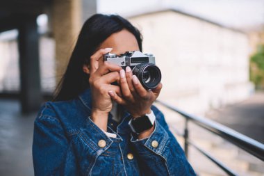 Genç koyu tenli hippi kız resimleri şehir fotoğrafları açık havada geziniyor eğlence sırasında yapma afro Amerikalı turist hafta sonları, istirahat sırasında sokak alarak hobi vakit kot ceketli