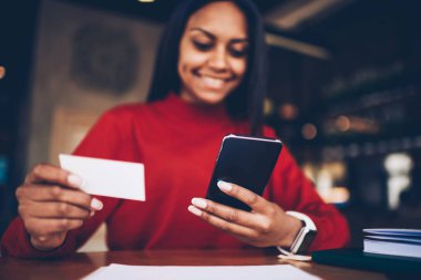 Seçici odak modern eller genç Öğrenci Servisi operatör için çağrı numarası arama smartphone cep telefonu ile. Neşeli afro Amerikan Yöneticisi iletişim cep bağlanma ziyaret kart okuma
