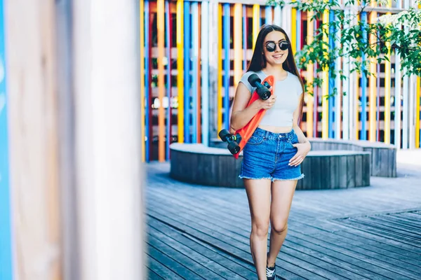 Gadis Hipster Positif Dalam Kacamata Stylish Berjalan Jalan Perkotaan Menikmati — Stok Foto