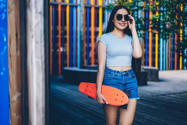 Gadis Hipster Berambut Coklat Positif Dalam Kacamata Hitam Berdiri Jalan — Stok Foto