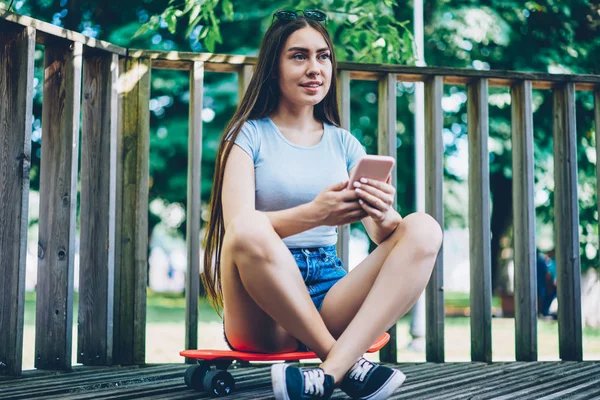 Giovane Donna Con Capelli Lunghi Seduta Skateboard Prenotazione Biglietti Online — Foto Stock