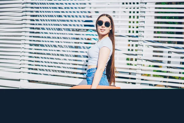 Preciosa Chica Deportiva Gafas Sol Negras Atuendo Casual Sosteniendo Orrange — Foto de Stock