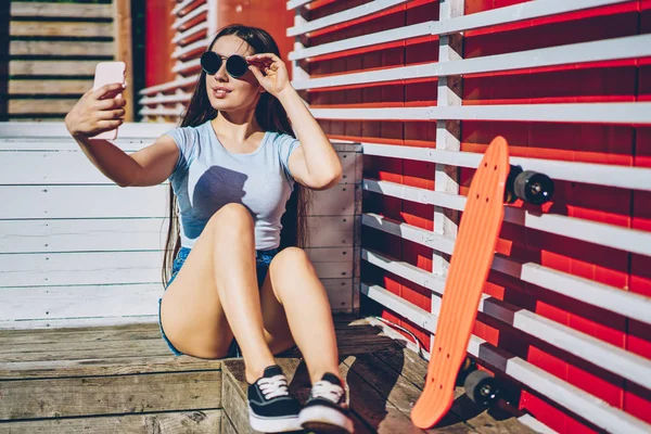 Attrayant Hipster Girl Dans Des Lunettes Soleil Élégantes Profiter Météo — Photo