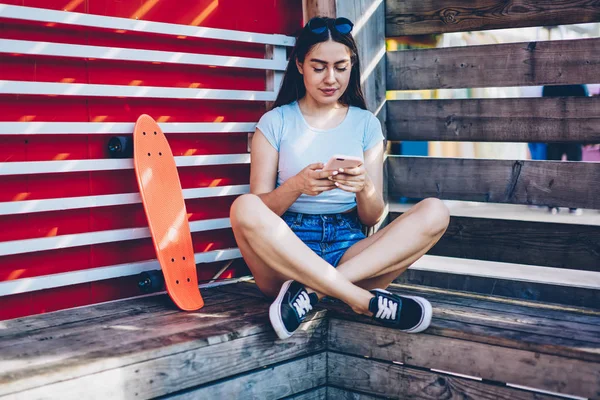 Brunette Hipster Blogger Duduk Teratai Chatting Online Dengan Teman Perangkat — Stok Foto