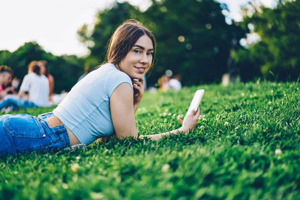 Portret Van Aantrekkelijke Lachende Jonge Vrouw Liggend Groen Gazon Een — Stockfoto