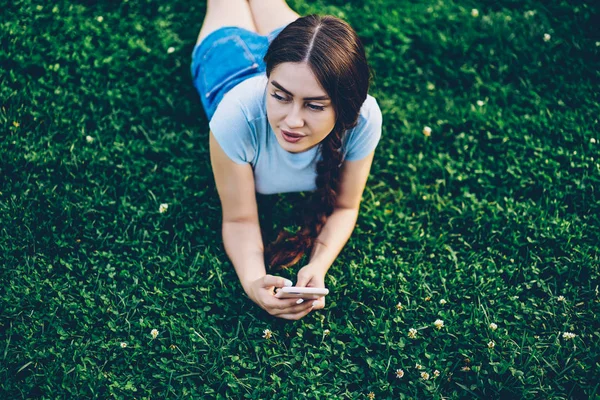 Brunette Menarik Wanita Muda Dengan Kepang Beristirahat Rumput Hijau Taman — Stok Foto