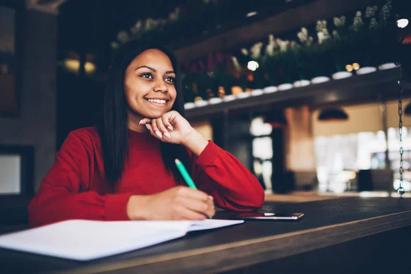 Alegre Mujer Negocios Afroamericana Satisfecha Con Las Cuentas Ingresos Mientras —  Fotos de Stock