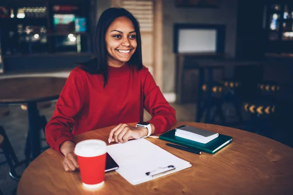 成功した若いアフロ アメリカン マネージャーのカフェで休憩中に事業の計画を作るします 金融ドキュメントの作業プロセスを整理するとともにコーヒー ショップの豊かな女性オーナー — ストック写真