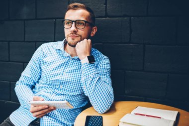 Proje planlama, taşınabilir pc ve uygulamasını kullanarak başlangıç için fikir üzerinde durulması işadamı oluşturmak için tablet tutan ağlardan bilgi analiz gözlük düşünceli erkek mimar