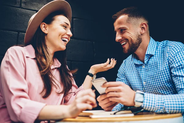 Alegre Amigos Masculinos Femininos Desfrutando Tempo Livre Juntos Brincando Compartilhar — Fotografia de Stock