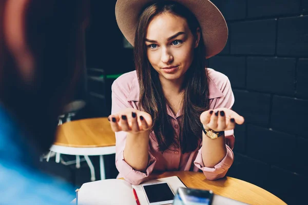 Menina Hipster Atraente Chapéu Moda Explicando Namorado Sua Ideia Durante — Fotografia de Stock