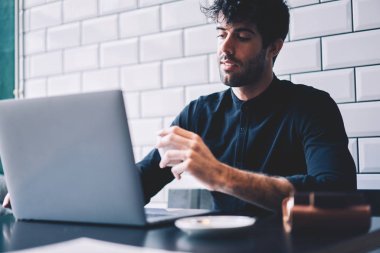 Profesyonel bu dizüstü bilgisayar, uzaktan çalışma sırasında Web sitesinde yeni programı oluşturmaya çalışan geliştirici bağlı 4 g kablosuz internet. Bilgi ararken Web sayfalarını tarama işadamı