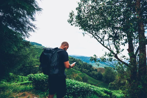 Joven Turista Con Mochila Viaje Caminando Las Montañas Buscando Dirección — Foto de Stock