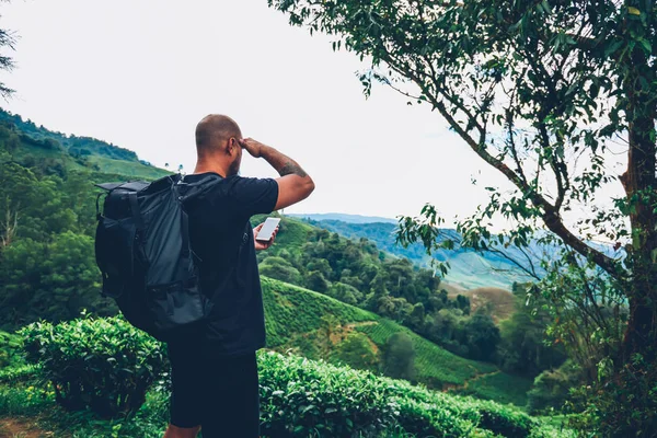 Rückansicht Eines Wanderers Mit Reiserucksack Der Ein Modernes Smartphone Mit — Stockfoto