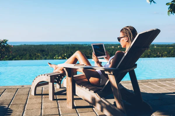 Joven Turista Gafas Sol Viendo Tutorial Almohadilla Táctil Digital Con — Foto de Stock