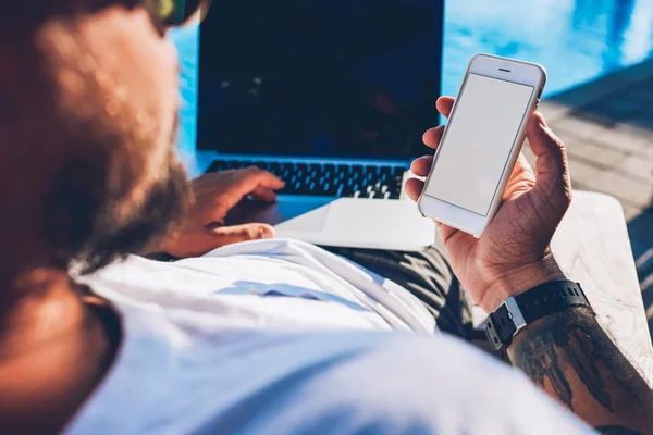 Avkroket Bilde Mennesketurist Med Moderne Smarttelefon Med Blanke Bilder Reklameinnholdet – stockfoto