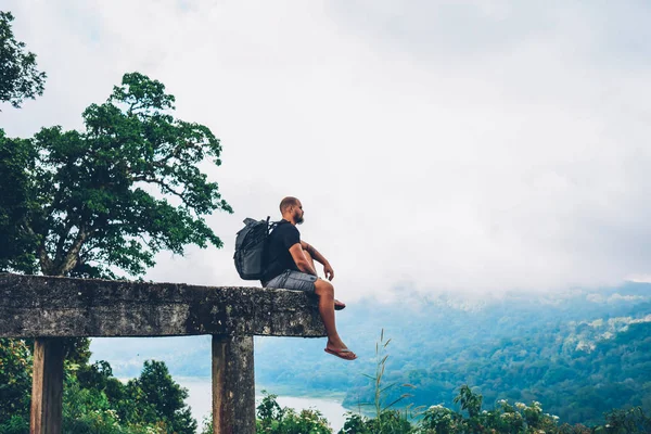 Senderista Masculino Reflexivo Con Mochila Disfrutando Belleza Del Entorno Montañas — Foto de Stock